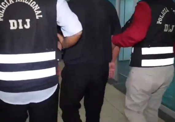 Iba con dos víctimas reclutadas para la guerra y lo capturan en el Aeropuerto