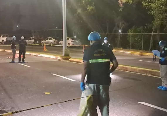 Cadáver con soga y signos de violencia fue lanzado en vía Cincuentenario