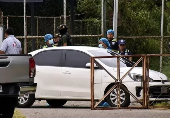 Hallan hombre muerto, atado y torturado dentro de auto en Parque Lefevre