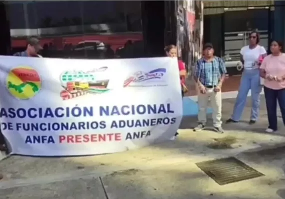 ¡Con las manos vacías no se van! Jubilados de Aduanas exigen sus bonos 