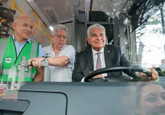 Mulino inaugura flota de cinco buses 100% eléctricos en el Casco Antiguo