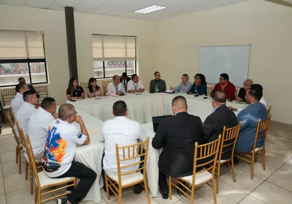Gobierno revisa aumento y reclasificación para más de 700 paramédicos 