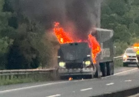 Camión cargado de granos arde en la autopista Panamá-Colón