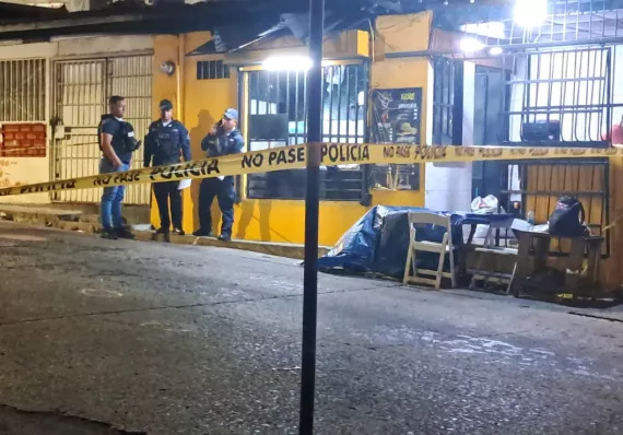 Sentado fuera de un rosticero gatilleros lo llenan de plomo
