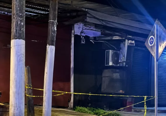 Asesinan a hombre de 42 años frente a local comercial en Puerto Pilón