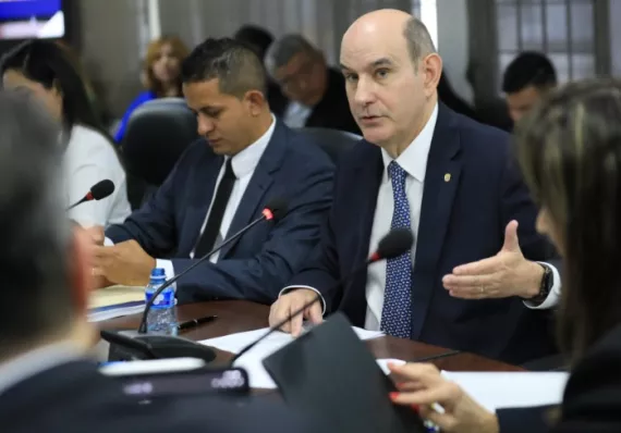 Chapman defiende aumento del presupuesto del Estado ante la Asamblea