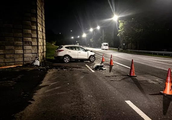 Camioneta quedó destrozada: hombre muere tras choque contra base de puente