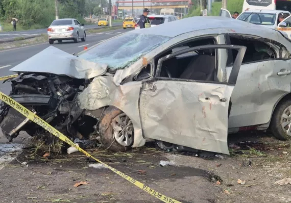 Fatal accidente en Colón: pasajero muere tras impacto contra poste