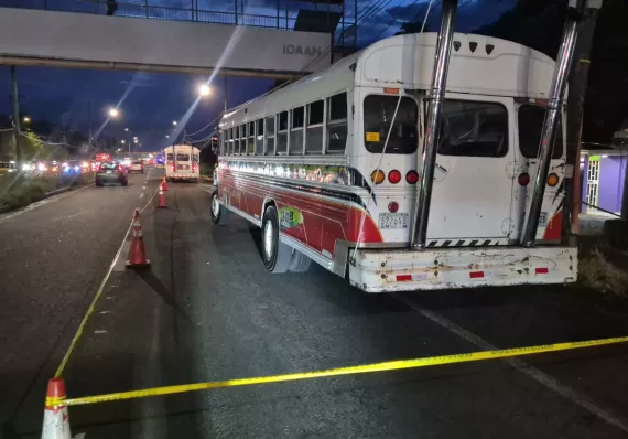 Asesinan a estudiante dentro de un diablo rojo en Colón