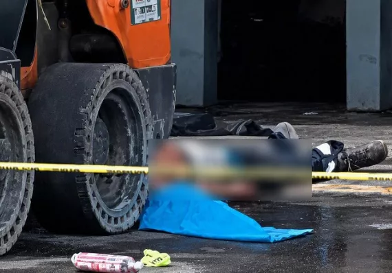 Trabajador muere tras caer de montacarga; el vehículo pasa por encima