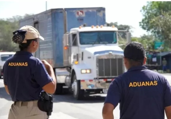 ¡Agáchense! Se formó la botadera en Aduanas 