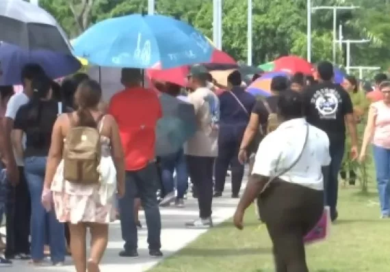 Madrugón y tremenda fila por las tarjetas del PASE-U en Arraiján