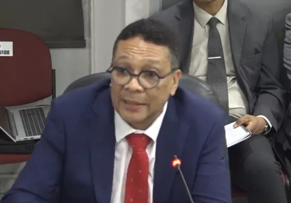 Dino admite “calienta bancas ” en CSS, dietas de $1,400 y tanda de jubilados