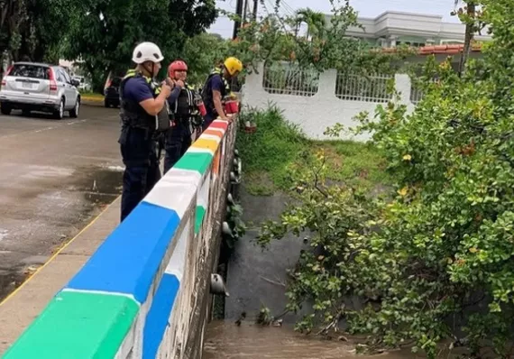 Equipos de rescate buscan menor desaparecido tras lanzarse al río en Samaria