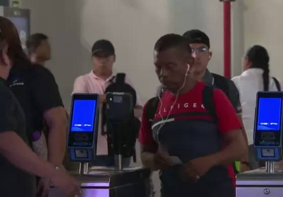 Nuevo cobro del Metro arranca con problemas en los validadores