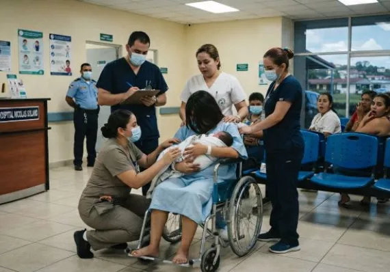 Mujer da a luz en sala de espera del Hospital Nicolás Solano