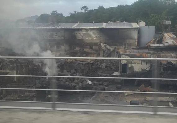 ¡No hay heridos! Pérdida total tras voraz incendio en fábrica de colchones