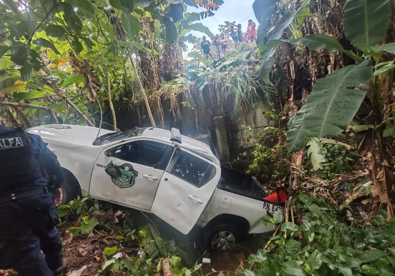 !Policías se la sacan¡ Patrulla cae a una zanja y 3 resultan lesionados