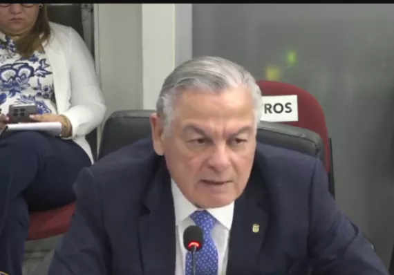 Contralor "Bolo" Flores frenará compra de autos y escoltas ¿para qué?