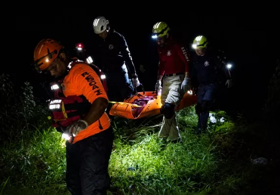 Debajo un árbol: hallan cadáver a un costado del puente sobre el río Chico