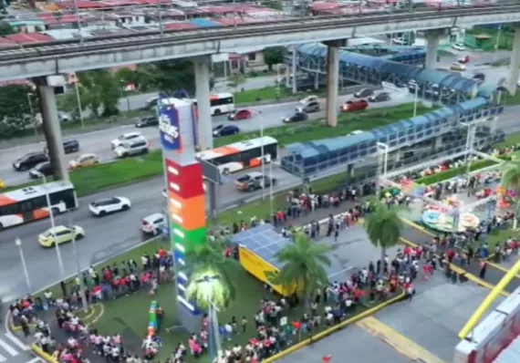 Desmadre y cabreo en entrega de tarjetas Pase-U en San Miguelito
