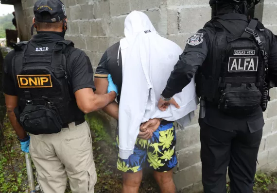 Lo detienen en pijamas; era uno de lo más buscados en Colón 