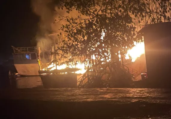 ¡Se volvió ceniza! Incendio devora embarcación en muelle de Miramar