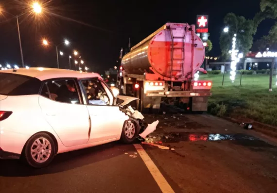 Chocó contra la parte trasera de un articulado y perdió la vida