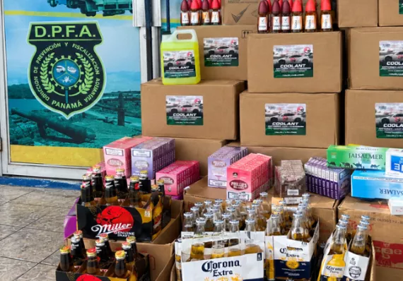 Aduanas retiene mercancía de supuesto contrabando en local de Colón