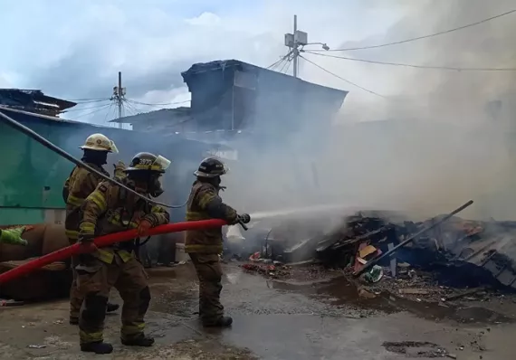 Voraz incendio consume barraca Nuevo Amanecer en Curundú