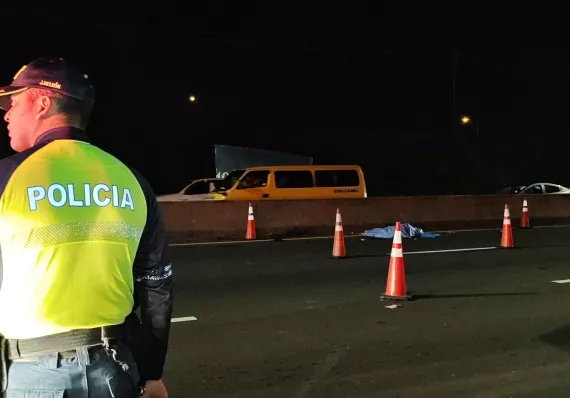 Motorizado muere tras estrellarse contra muro en autopista Arraiján-La Chorrera