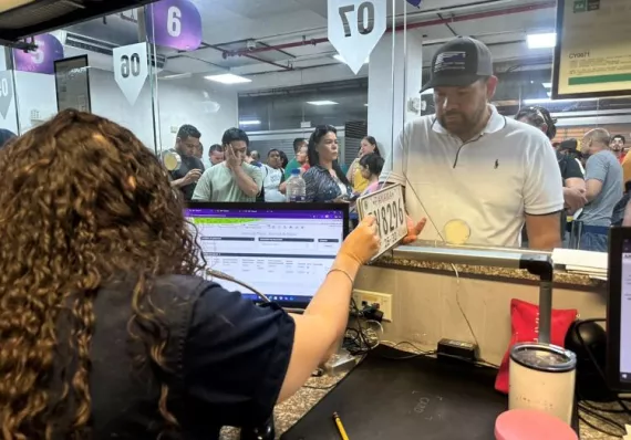 ¡Placas amarradas! Mizrachi le tira a la ley que le da el negocio a Chapala