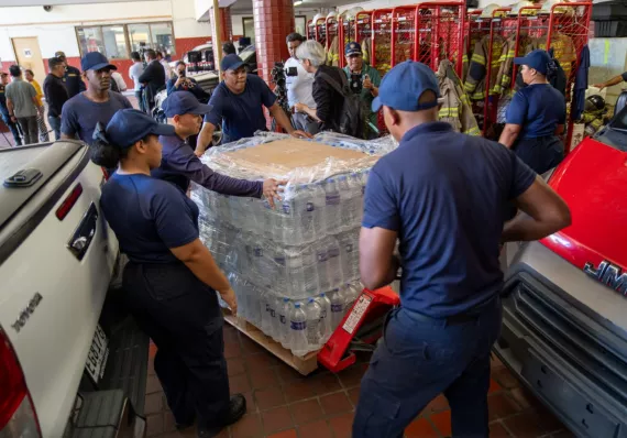 China dona suministros a los bomberos para atender a afectados por el terremoto