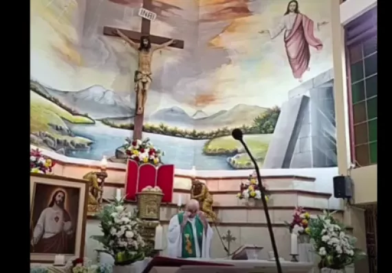 Sacerdote muere al caerle una cruz durante una misa en Ecuador