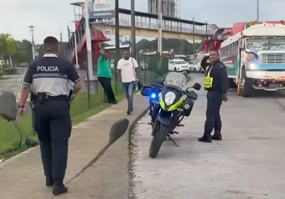 Motorizado muere atropellado por un bus en Cuatro Altos, Colón