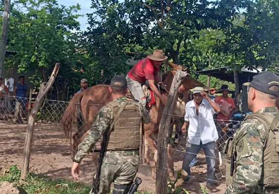 ¡A cuchillazo limpio! Hieren a Senafront en operativo contra licor clandestino