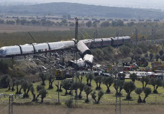 Panameño escapa por una ventana tras brutal choque de trenes en España