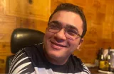 Juanpi sufre caída con su silla de ruedas en un hueco y exige respuestas