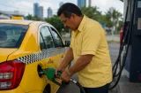 ¡Alivio al bolsillo! Baja precio del combustible