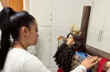 Vive la experiencia de vestir a Santa Librada