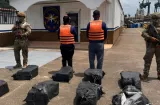 AERONAVAL RESCATA A DOS NARCOS TRAS HUNDIRSE SU LANCHA