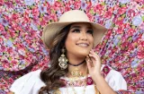 Ashley Barragán con la corona del Festival de la Carreta