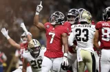 Falcons aplastan a los Saints 45-24