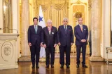 Mulino condecora a asesor del Canal de Panamá