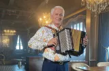 ¡Volaron los vergaz...s! Guitarrista de Ulpiano se embolilla en pleno baile