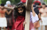 Ulloa encabezó viacrucis en Viernes Santo 