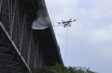 Dron limpia puente de las Américas tras incendio que dejó un muerto