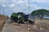 Brutal colisión entre camiones deja dos fallecidos y un herido