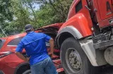 Una persona muere tras violento choque entre camión volquete y camioneta