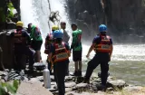 Menor se lanza al agua en cascada y desaparece; buzos lo buscan